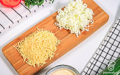 По отдельности натрите на мелкой терке желтки и белки.