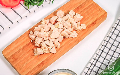 Отварное куриное филе нарежьте маленькими кубиками.
