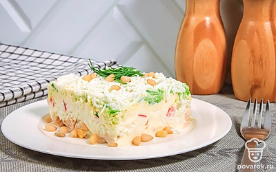 Украсьте салат зеленью и кедровыми орехами.