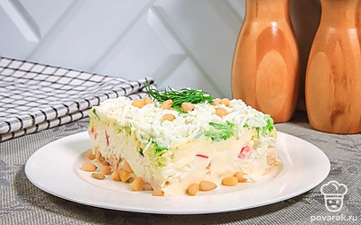 Украсьте салат помидорами черри и листьями свежего шпината.