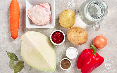 Помойте и обсушите огурец и салат. Промойте под проточной водой филе и яйцо. Подготовьте противень и терку. За 15 минут до того, как ставить блюдо в духовку, включите ее на 180 градусов.