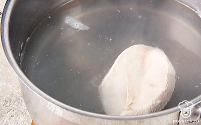 Отварите до готовности и остудите куриное филе.