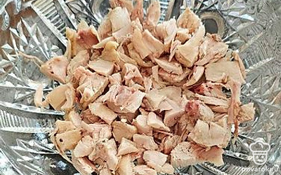 Грудку отварите в подсоленной воде до готовности (30- 35 минут). Остудите, нарежьте кубиками. 