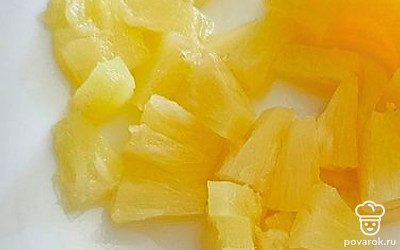 Подготовьте консервированный ананас.