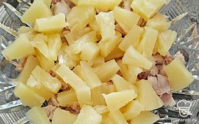 Нарежьте ананас квадратиками.