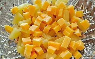 Нарежьте сыр квадратиками.