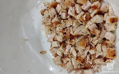 Обжаренную курицу нарежьте мелким кубиком. 