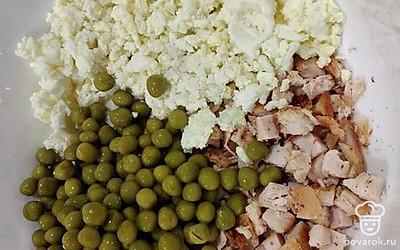Добавьте горошек и нарезанные отварные яйца.