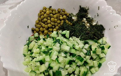 Добавьте нарезанные огурцы, укроп.