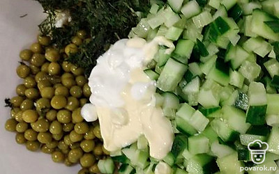 Добавьте майонез, перемешайте. 