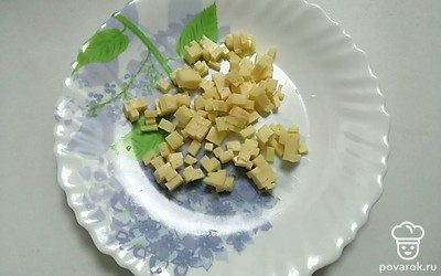 Твердый сыр нарежьте маленькими кубиками.
