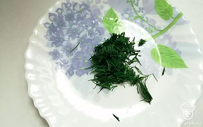 Свежий укроп хорошо помойте и мелко нарежьте.