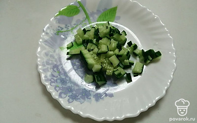 Свежий огурец помойте и нарежьте кубиками.