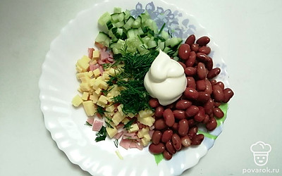 Добавьте 1 столовую ложку майонеза. 