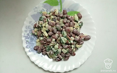 Хорошо перемешайте салат.