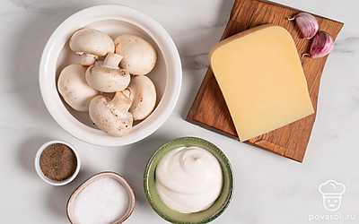 Грибы тщательно промойте от загрязнений и просушите бумажными полотенцами. Чеснок ополосните и очистите. Подготовьте терку.