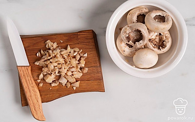У шампиньонов удалите ножки и нарежьте их мелкими кубиками. Шляпки оставьте целыми.