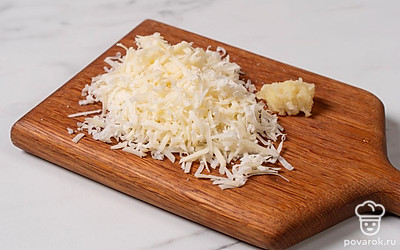 Сыр и чеснок натрите на мелкой терке, добавьте ингредиенты к измельченным грибам.