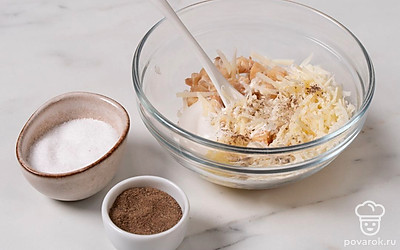 Добавьте в начинку майонез, соль и перец, хорошо перемешайте.