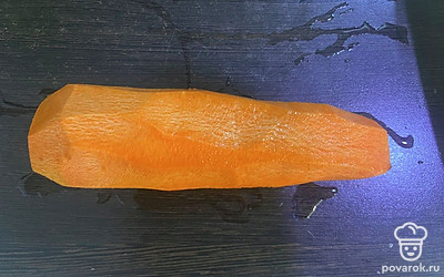 Морковь почистите и помойте.