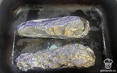 Разрежьте морковь вдоль на две части, заверните в фольгу и отправьте в духовку на 40 минут при 180 градусах. 