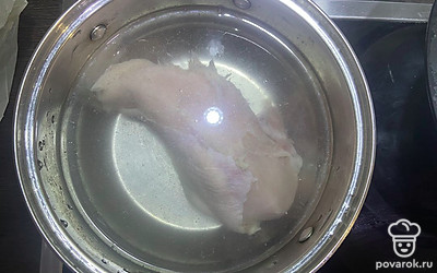 Куриную грудку отварите до готовности в подсоленной воде (30 минут после закипания).