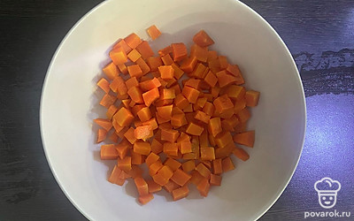 Готовую морковь нарежьте кубиком и выложите в салатник.