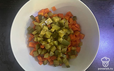 Соленые огурцы нарежьте кубиком и добавьте в салатник.