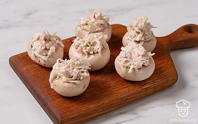 Наполните шляпки шампиньонов начинкой.