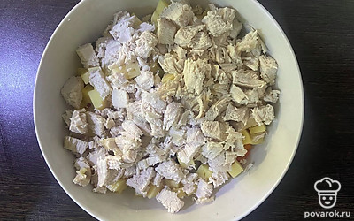 Отварную курицу нарежьте кубиком и добавьте в салатник.