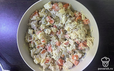 Добавьте майонез и тщательно перемешайте.