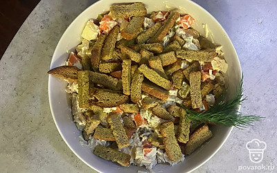 Перед подачей на стол посыпьте салат сухариками. Украсьте веточкой зелени.
