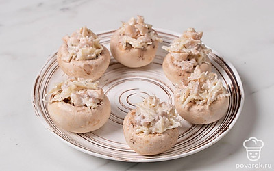 Выложите их на тарелку и уберите в микроволновку на 10-12 минут. Готовьте грибы при полной мощности.