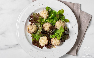 Украсьте шампиньоны листьями салата. Подайте закуску на стол в теплом или охлажденном виде вместе с основным блюдом.