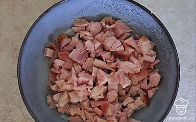 Нарежьте грудку кубиками.