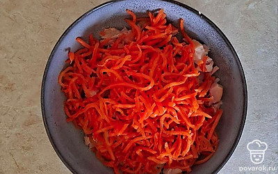 Корейскую морковь добавьте к куриной грудке.