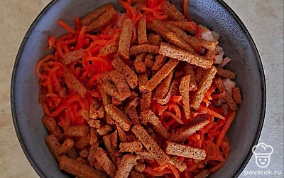 Добавьте сухарики. 