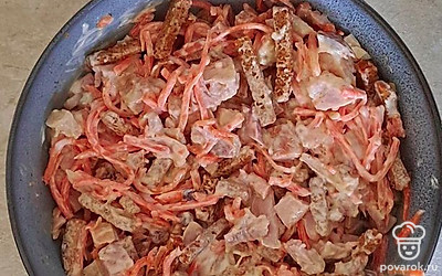 Заправьте майонезом и перемешайте. Салат готов. Сразу подавайте на стол. 