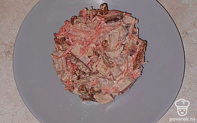 Можно падать порционно. Выложите на тарелку, используя кулинарное кольцо. 