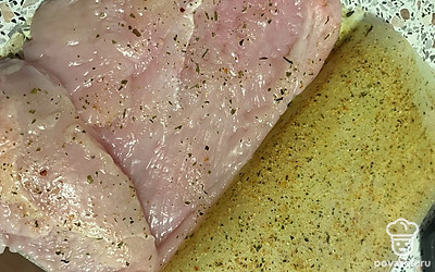 Разрежьте филе вдоль и выложите на пергаментную бумагу или готовые листы.