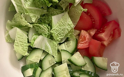 Пока мясо готовится, нарежьте овощи и зелень.