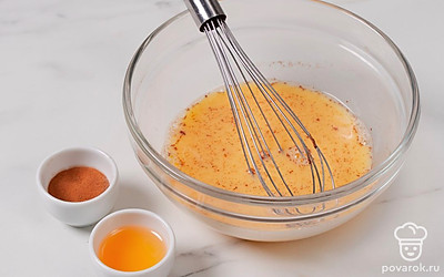 Добавьте ванильный экстракт, всыпьте соль и корицу. Взбейте массу венчиком.