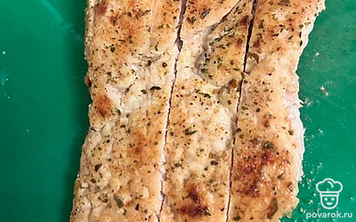 Готовое филе нарежьте и добавьте к овощам.