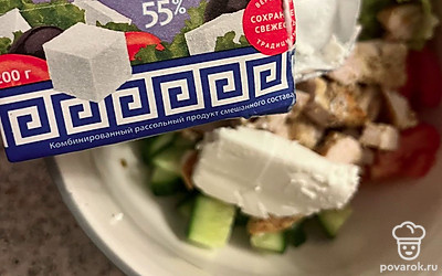 Добавьте сыр. Можно взять брынзу или любой соленый сыр.