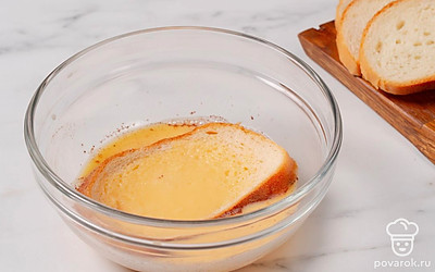 На сковороде растопите сливочное масло. Каждый ломтик хлеба окуните с обеих сторон в яично-молочную смесь.