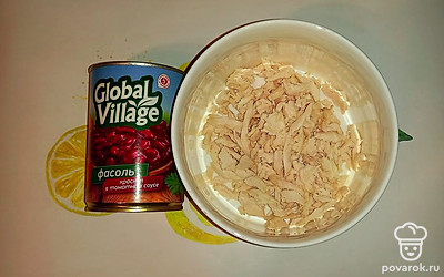 Заранее отварите куриное филе. Остудите его до комнатной температуры. Разберите мясо по волокнам.