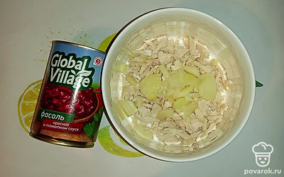 Репчатый лук почистите и мелко нарежьте. 