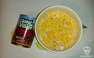 Сыр нарежьте мелкими кубиками. 