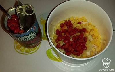 С фасоли слейте томатный соус, добавьте ее в салат.