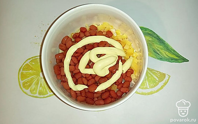 Затем заправьте салат майонезом, посолите. Перемешайте. Приятного аппетита! 